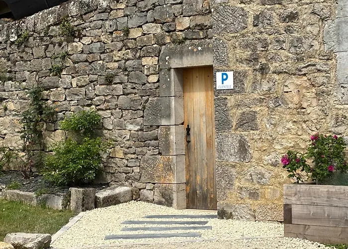 Gite Entre Causse Et Vallon, Tout Confort Pour 4 Personnes Dans Grange Renovee Au Coeur De L\'Aveyron