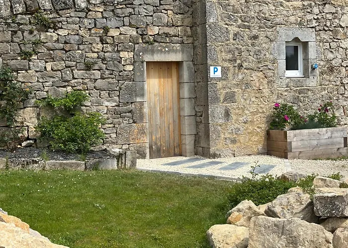 Gite Entre Causse Et Vallon, Tout Confort Pour 4 Personnes Dans Grange Renovee Au Coeur De L\'Aveyron